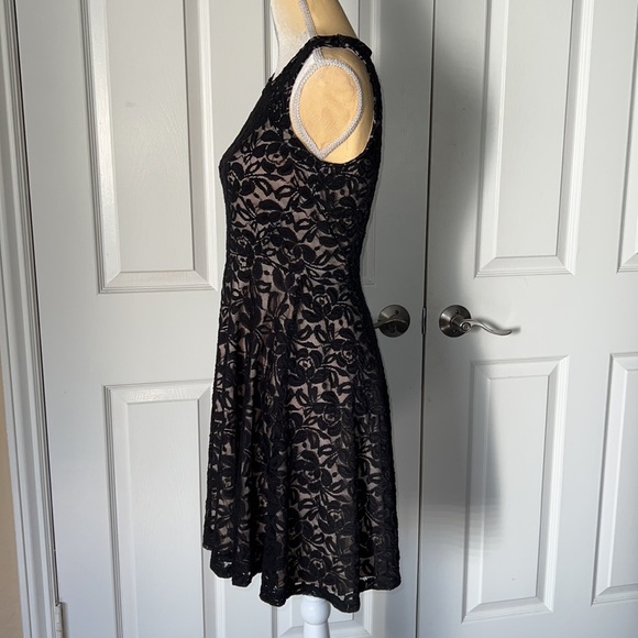 SOPANO BLACK LACE AND NUDE DRESS SIZE M - Picture 3 of 11
